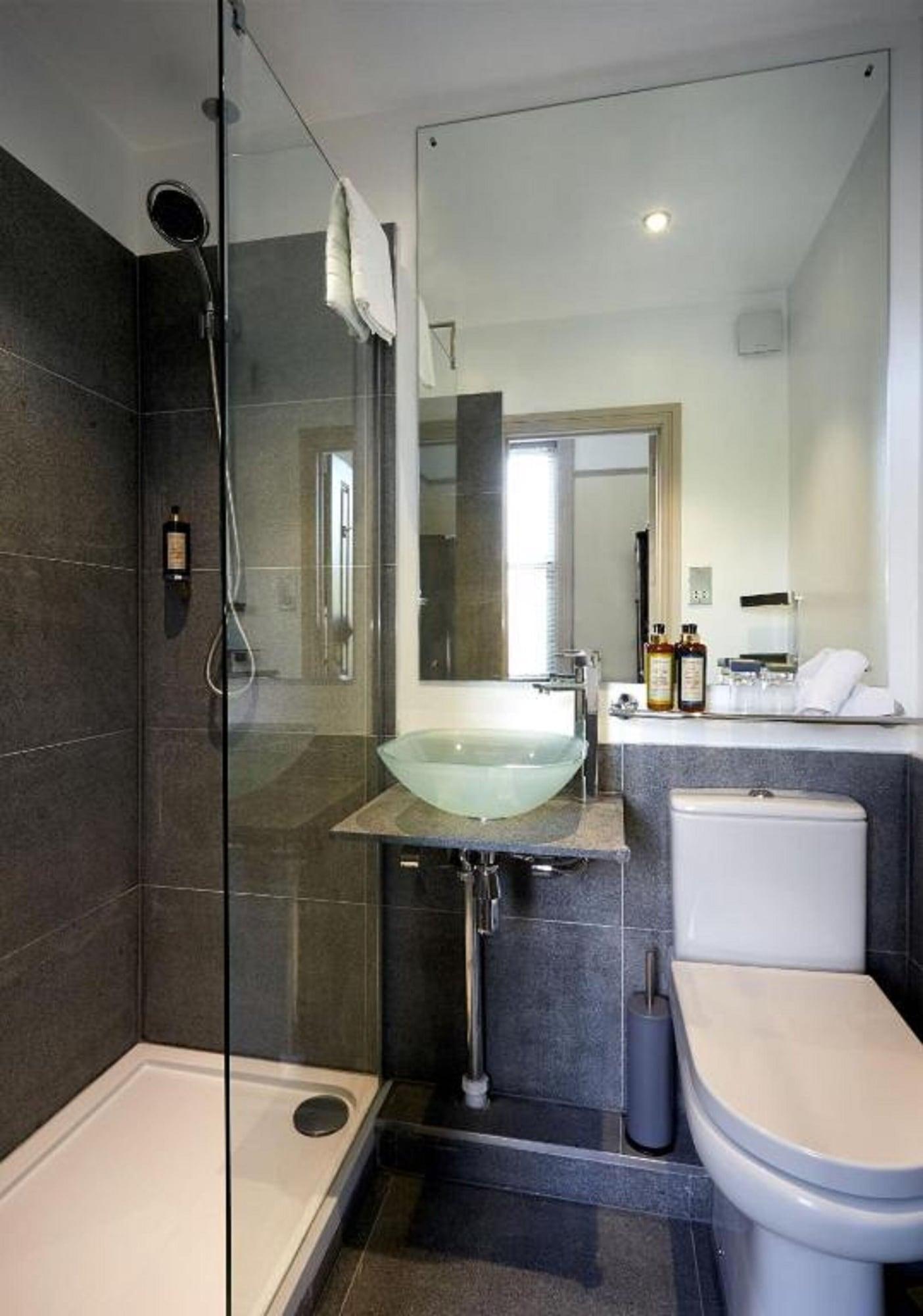 Dorian House Boutique B&B - Free Parking! Bath Esterno foto A modern bathroom