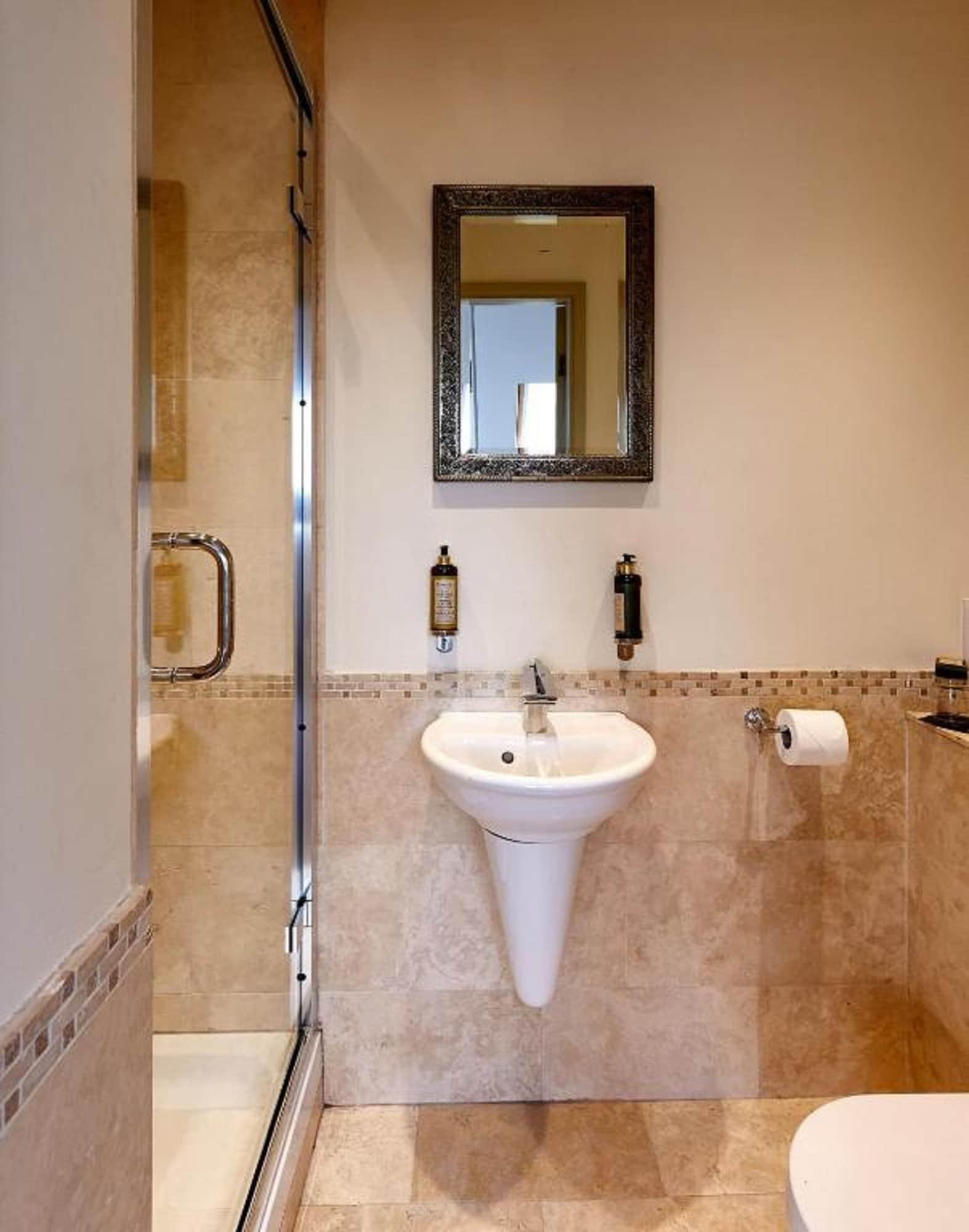 Dorian House Boutique B&B - Free Parking! Bath Esterno foto A wet room