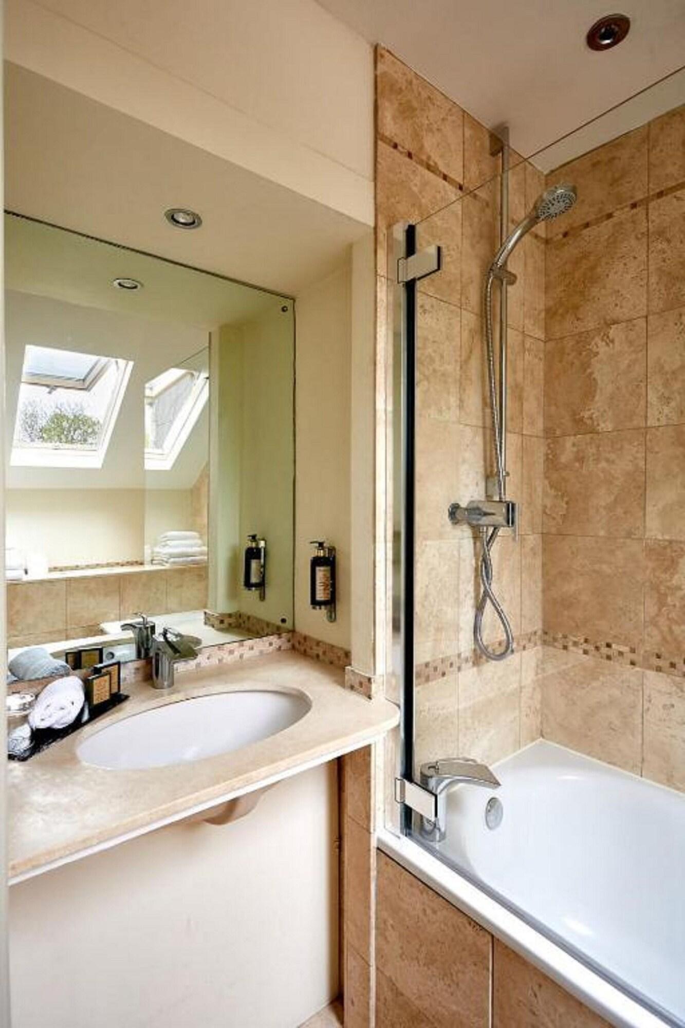 Dorian House Boutique B&B - Free Parking! Bath Esterno foto A shower cubicle