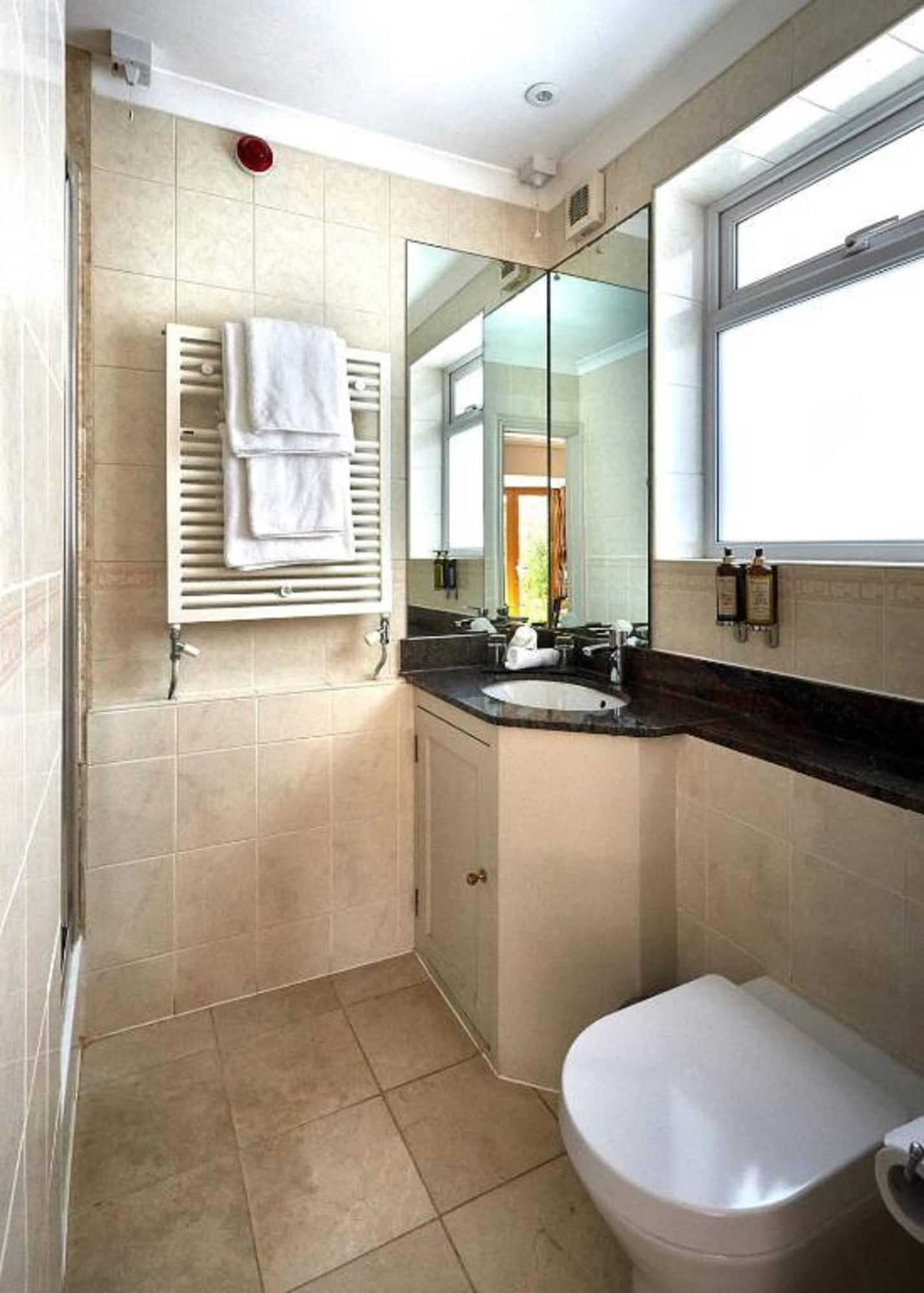 Dorian House Boutique B&B - Free Parking! Bath Esterno foto A bathroom