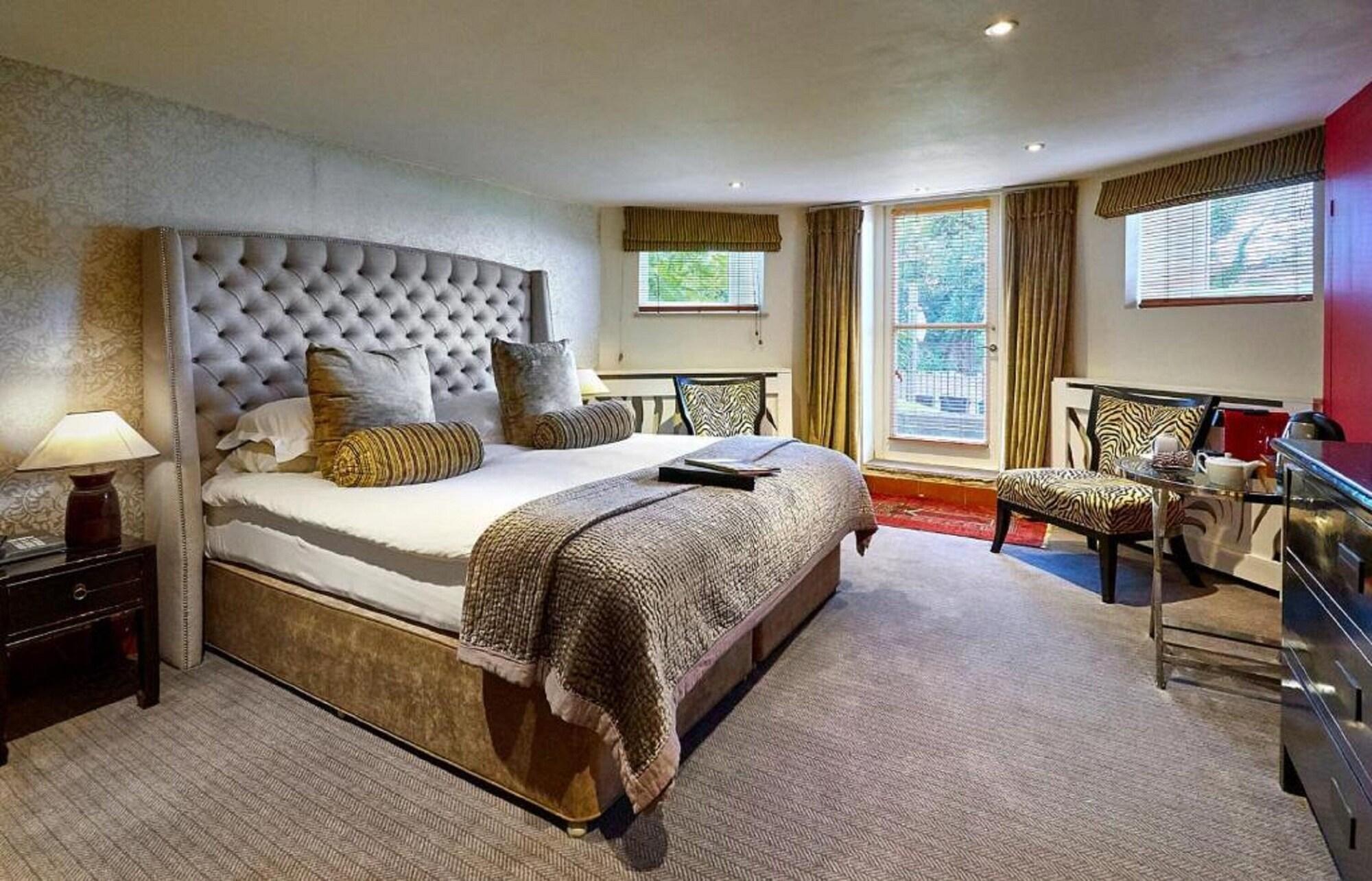Dorian House Boutique B&B - Free Parking! Bath Esterno foto A bedroom at The Grove