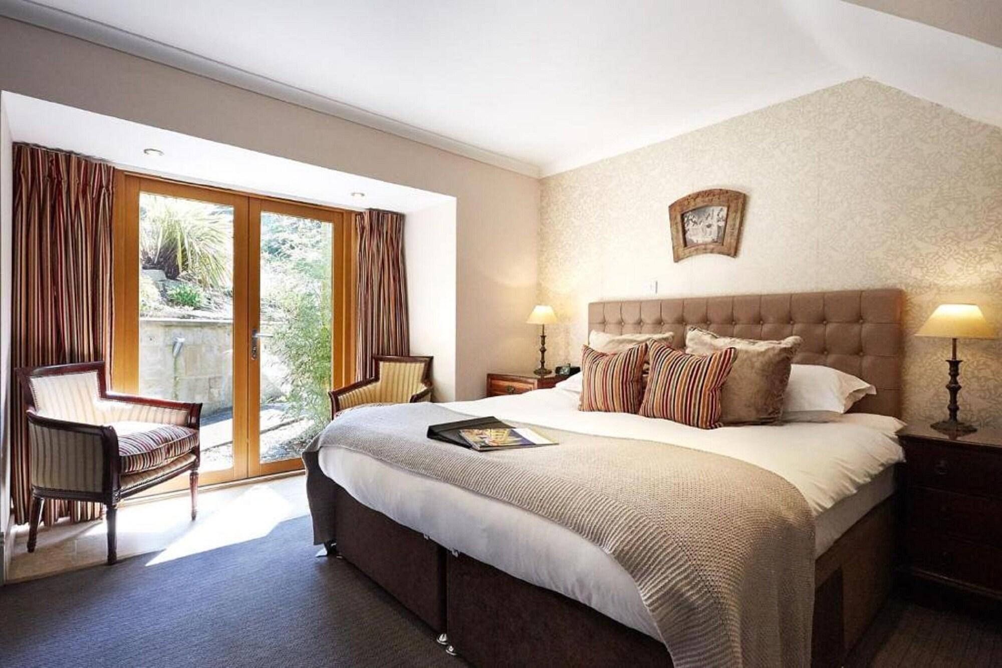 Dorian House Boutique B&B - Free Parking! Bath Esterno foto A bedroom at The Old parsonage