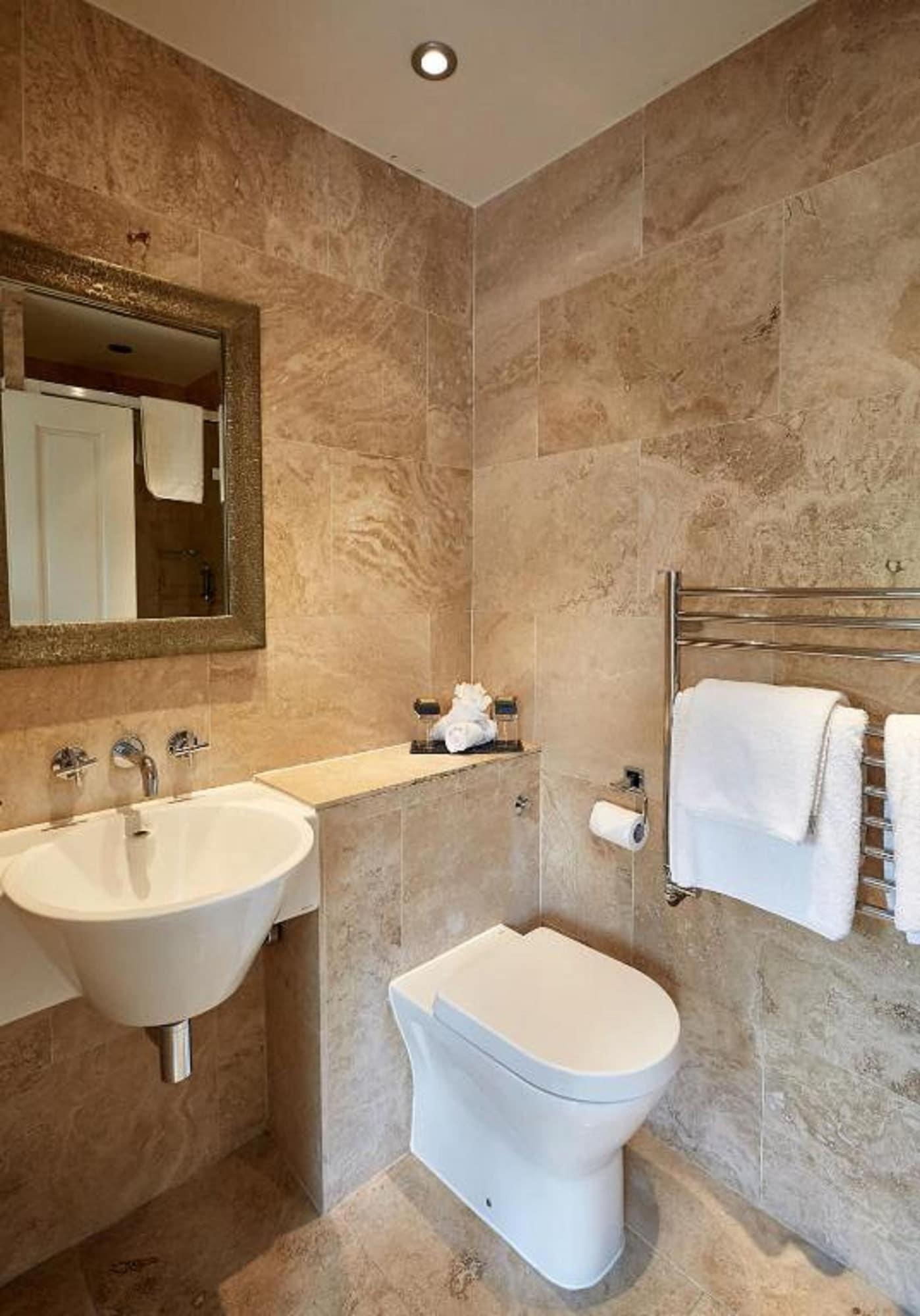 Dorian House Boutique B&B - Free Parking! Bath Esterno foto Bathroom at The Old Bank Hotel, Knutsford