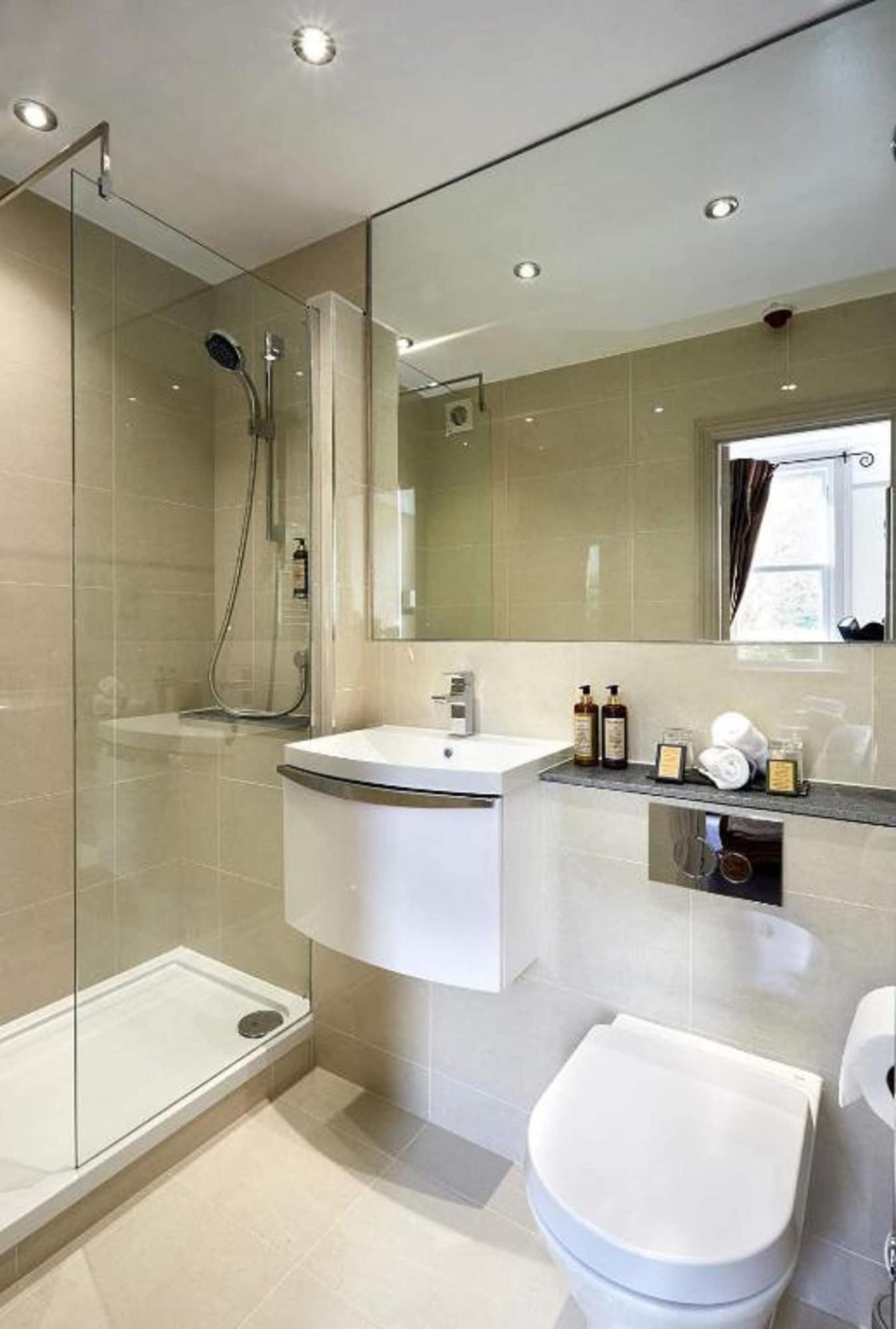 Dorian House Boutique B&B - Free Parking! Bath Esterno foto A bathroom with a shower enclosure