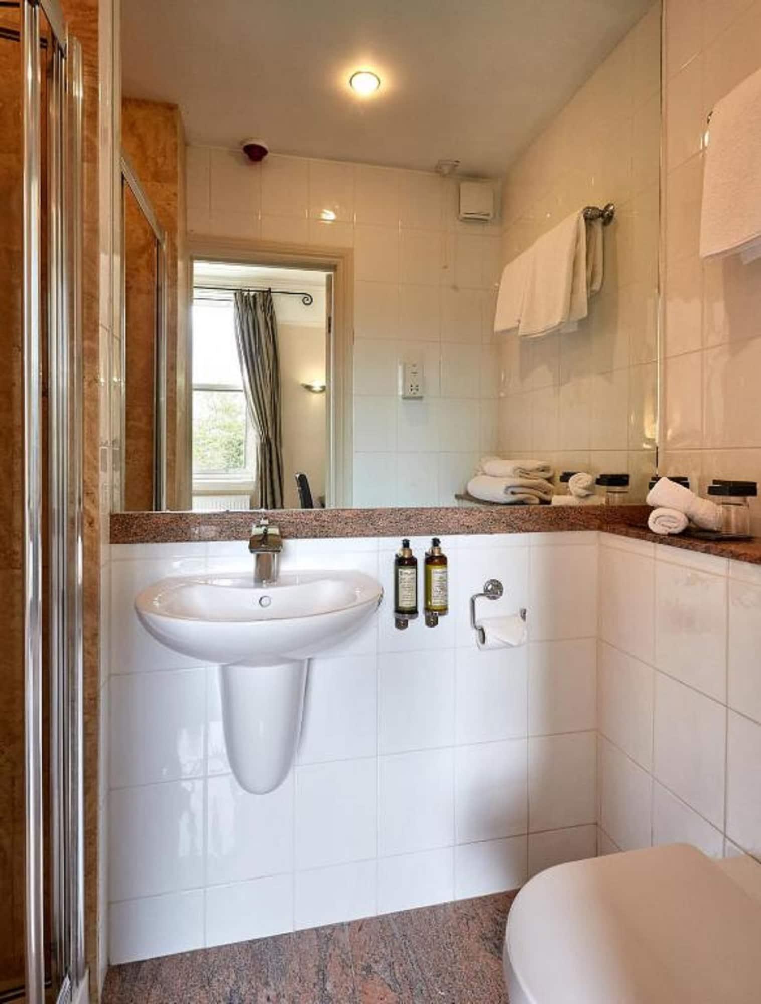 Dorian House Boutique B&B - Free Parking! Bath Esterno foto A typical bathroom in a hotel