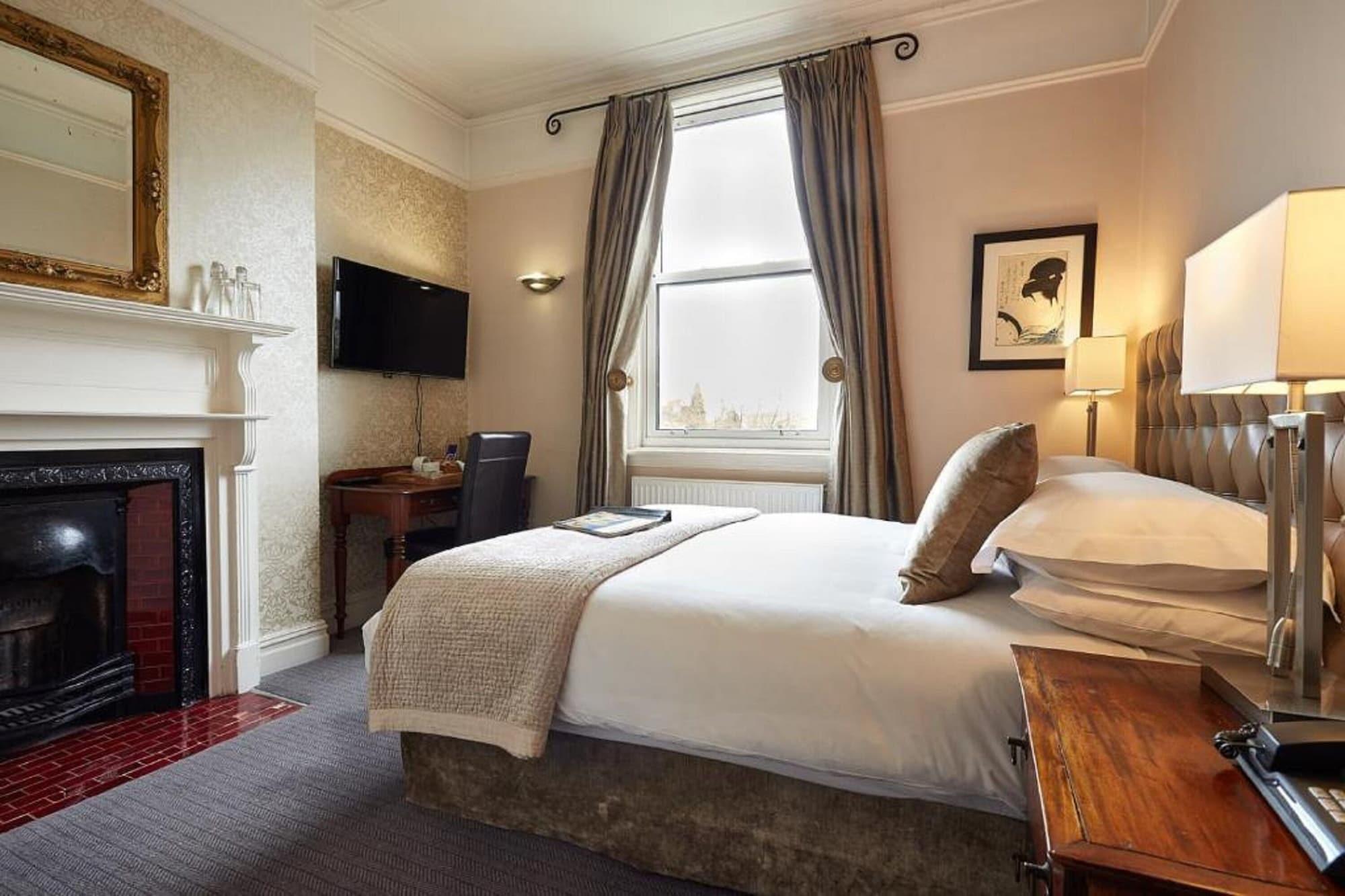 Dorian House Boutique B&B - Free Parking! Bath Esterno foto A bedroom at the hotel