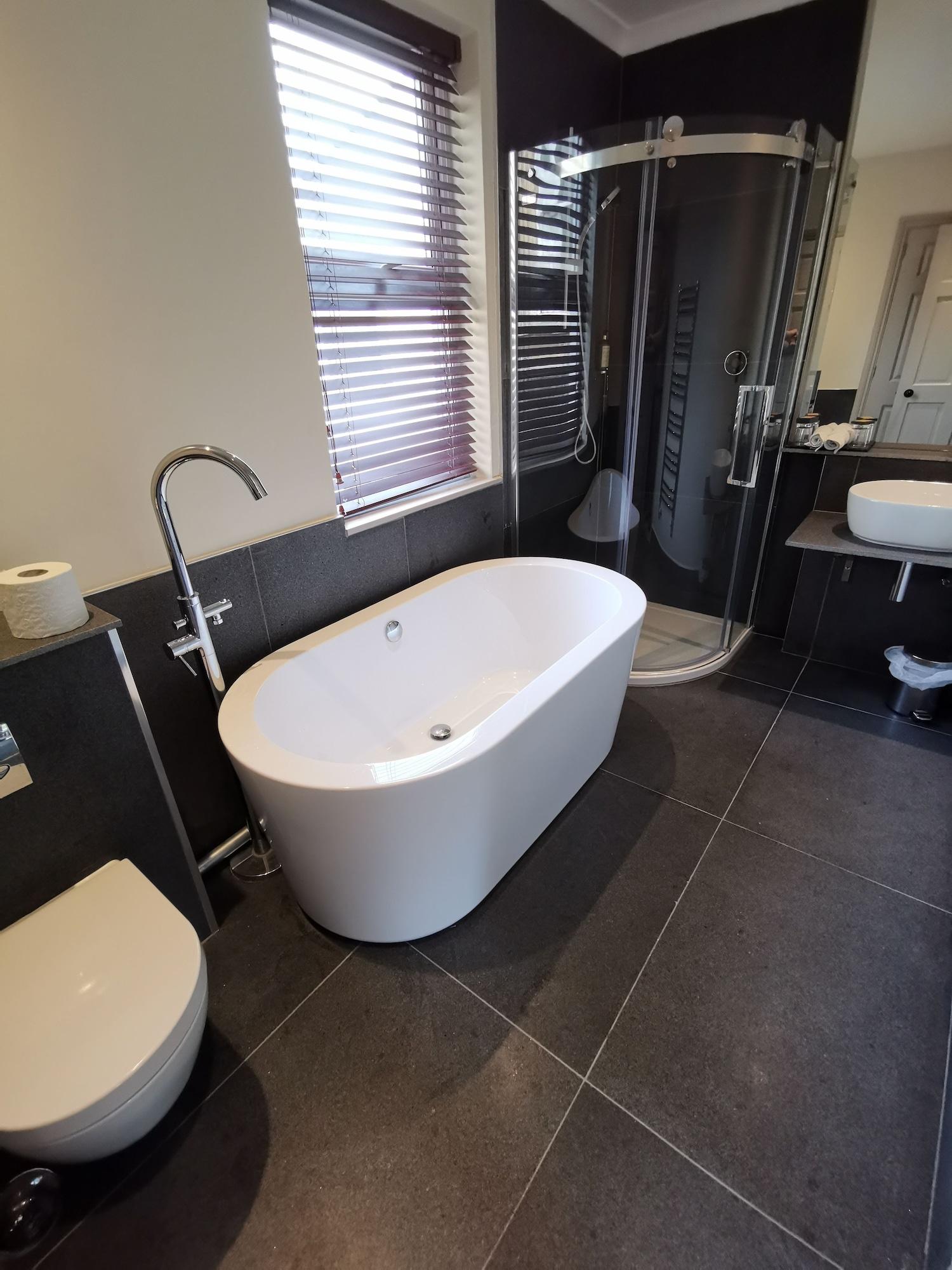 Dorian House Boutique B&B - Free Parking! Bath Esterno foto A freestanding bathtub