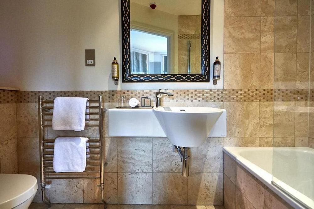 Dorian House Boutique B&B - Free Parking! Bath Esterno foto A bathroom in the UK