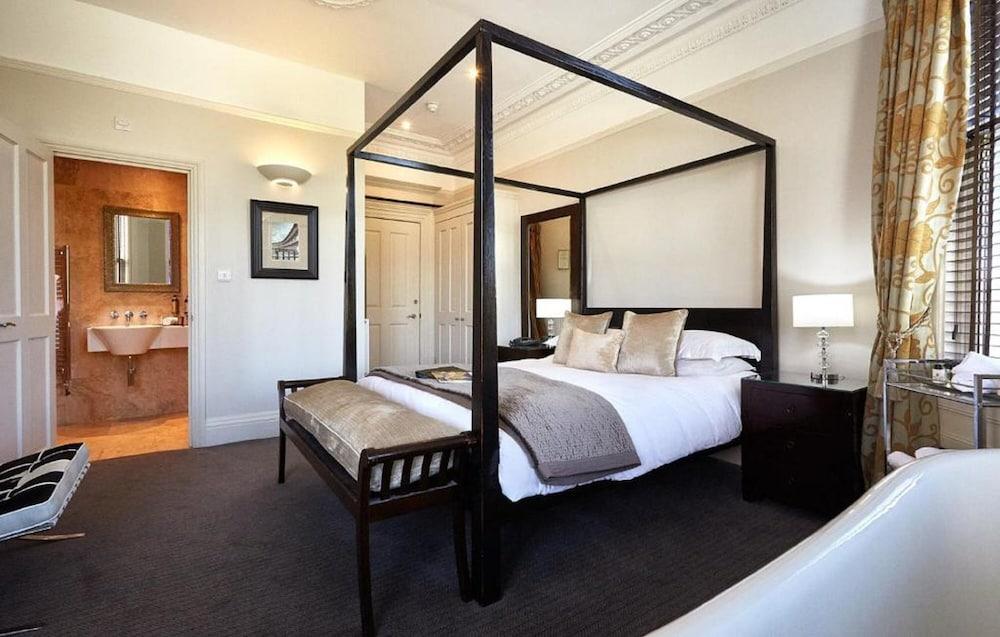 Dorian House Boutique B&B - Free Parking! Bath Esterno foto A bedroom at the hotel