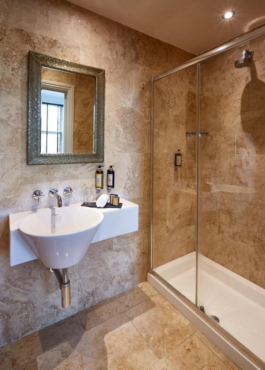 Dorian House Boutique B&B - Free Parking! Bath Esterno foto A bathroom in a hotel